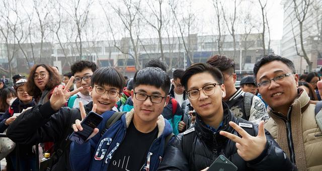 富士康实习经历揭秘（探寻富士康实习的工作环境、职业发展和学习机会）